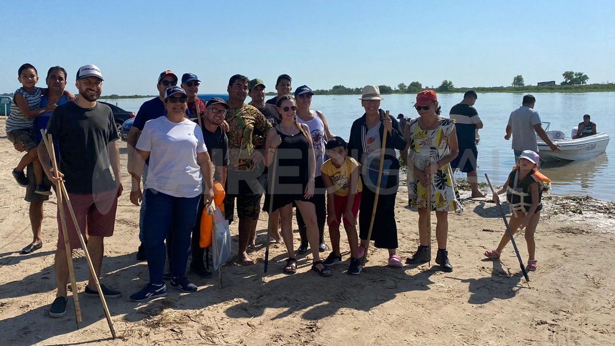 Vecinos y pescadores deportivos se reunieron este domingo en la costa de Monte Vera para limpiar basura en las islas.