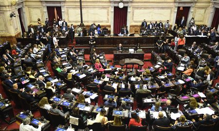 La Cámara de Diputados aprobó este viernes el proyecto que avala el acuerdo con el FMI para la reestructuración de la deuda que contrajo el ex presidente Mauricio Macri. La Cámara de Diputados aprobó este viernes el proyecto que avala el acuerdo con el FMI para la reestructuración de la deuda que contrajo el ex presidente Mauricio Macri.