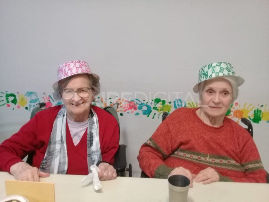 Los abuelos de la residencia de Gobernador Crespo festejaron con comida