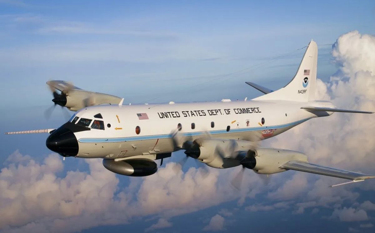 El Lockheed WP-3D Orion mide 35,6 metros; su peso máximo de despegue es de 64,4 toneladas, y es propulsado por cuatro turbohélice Allison T56-A-14, que erogan una potencia de 4600 HP cada uno. Está equipado con múltiples instrumentos que trasmiten mediciones en tiempo real. El Lockheed WP-3D Orion mide 35,6 metros; su peso máximo de despegue es de 64,4 toneladas, y es propulsado por cuatro turbohélice Allison T56-A-14, que erogan una potencia de 4600 HP cada uno. Está equipado con múltiples instrumentos que trasmiten mediciones en tiempo real.