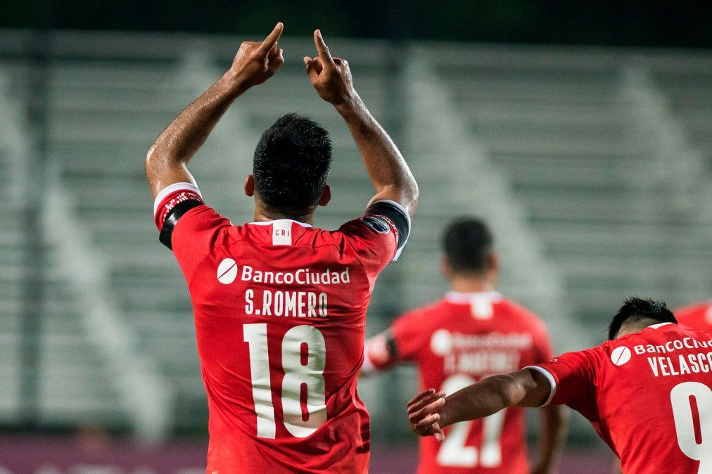 Silvio Romero dedicó su gol a Diego Maradona en el partido entre Independiente y Fénix de Uruguay por la Copa Sudamericana.