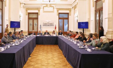 Las reuniones fueron encabezadas por el gobernador Perotti junto a los ministros Agosto, Arena y Corach. Las reuniones fueron encabezadas por el gobernador Perotti junto a los ministros Agosto, Arena y Corach.