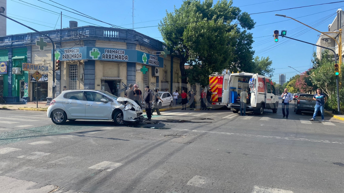 El conductor del Gol confirmó que circulaba por Marcial Candioti cuando el Peugeot lo embistió.