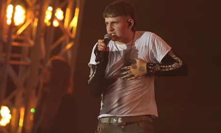 Dillom generó polémica al criticar a Luis Caputo en su presentación en Cosquín Rock. Dillom generó polémica al criticar a Luis Caputo en su presentación en Cosquín Rock.