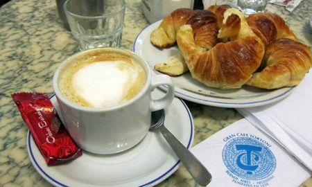 Un clásico porteño: café y medialunas del Café Tortoni. Un clásico porteño: café y medialunas del Café Tortoni.