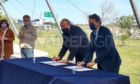 El gobernador Omar Perotti, y el ministro de Obras Públicas de la Nación, Gabriel Katopodis, firmaron convenios para mejorar los accesos viales a la ciudad de Santa Fe. El gobernador Omar Perotti, y el ministro de Obras Públicas de la Nación, Gabriel Katopodis, firmaron convenios para mejorar los accesos viales a la ciudad de Santa Fe.