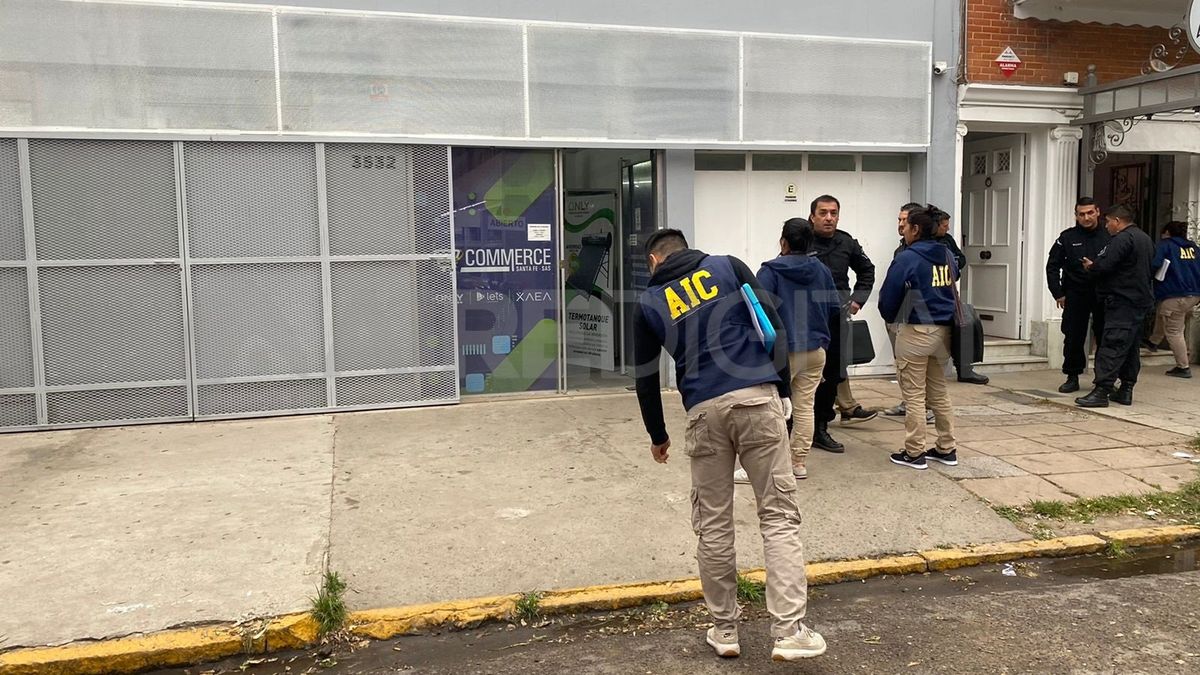 Peritos de la AIC relevaron el lugar donde ocurrió el robo.