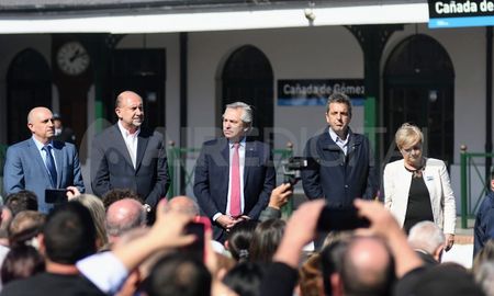 Perotti, Fernández y Massa en Cañada de Gómez este viernes. Perotti, Fernández y Massa en Cañada de Gómez este viernes.