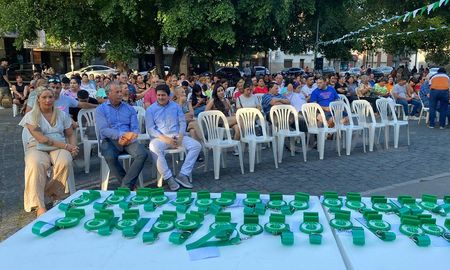 Las familias beneficiadas son de los barrios Barranquitas, Norte Unido, Loyola Sur, Yapeyú, Ceferino Namuncurá, Estanislao López, San Lorenzo, 12 de Octubre, Estrada, Santa Rosa de Lima y Colastiné Sur. Las familias beneficiadas son de los barrios Barranquitas, Norte Unido, Loyola Sur, Yapeyú, Ceferino Namuncurá, Estanislao López, San Lorenzo, 12 de Octubre, Estrada, Santa Rosa de Lima y Colastiné Sur.
