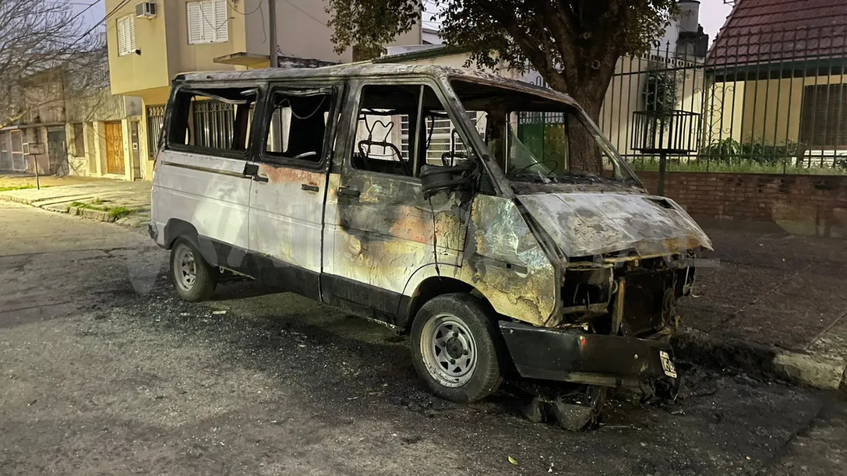 Una camioneta Traffic blanca se incendió a en la intersección de Avenida Freyre y Catamarca Una camioneta Traffic blanca se incendió a en la intersección de Avenida Freyre y Catamarca