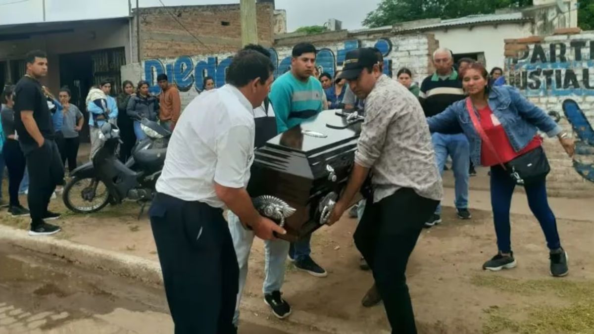 Los familiares de Gastón Roldán despidiendo sus restos. Los familiares de Gastón Roldán despidiendo sus restos.