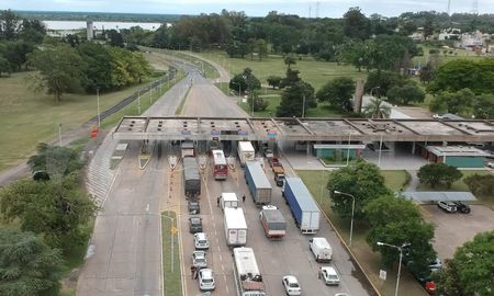 El siniestro, que ocurrió alrededor de las 12.30, provocó largas colas de autos en el ingreso al túnel en ambas cabeceras y recién se volvió a normalizar la circulación pasadas las 16. El siniestro, que ocurrió alrededor de las 12.30, provocó largas colas de autos en el ingreso al túnel en ambas cabeceras y recién se volvió a normalizar la circulación pasadas las 16.