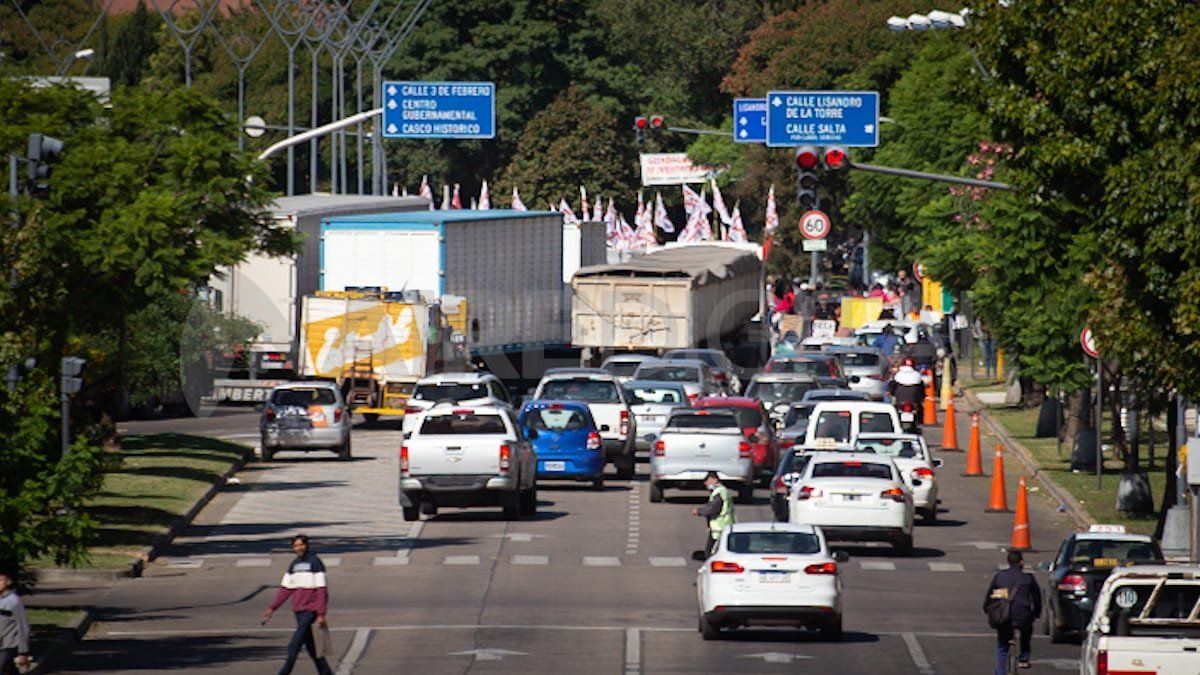 La manifestación generó caos y tensión en el tránsito sobre la Avenida 27 de Febrero. 