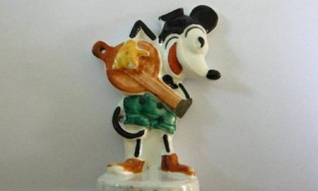 recuerdo del horror: hallan juguete de mickey de un nene que estuvo en auschwitz recuerdo del horror: hallan juguete de mickey de un nene que estuvo en auschwitz