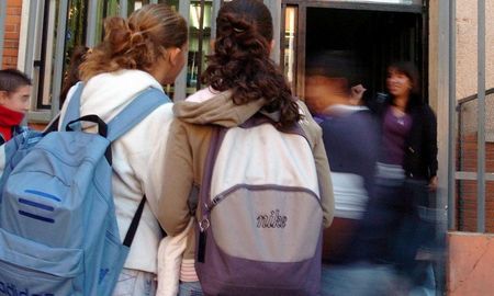 los companeros de colegio le abrieron los ojos y se los llenaron con papel los companeros de colegio le abrieron los ojos y se los llenaron con papel