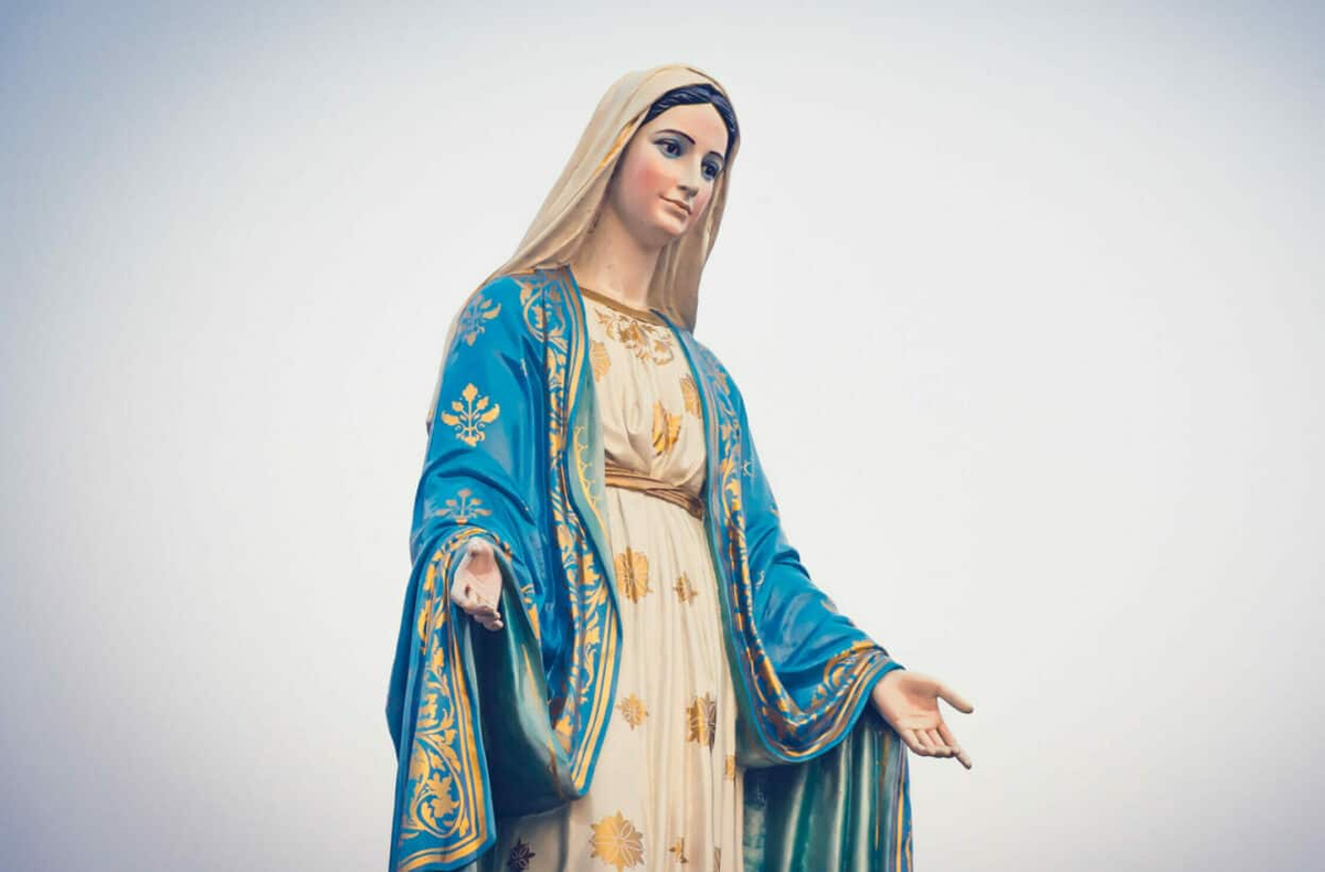 Cada 8 de diciembre, en diferentes países latinoamericanos, se le rinde homenaje a la Virgen María.