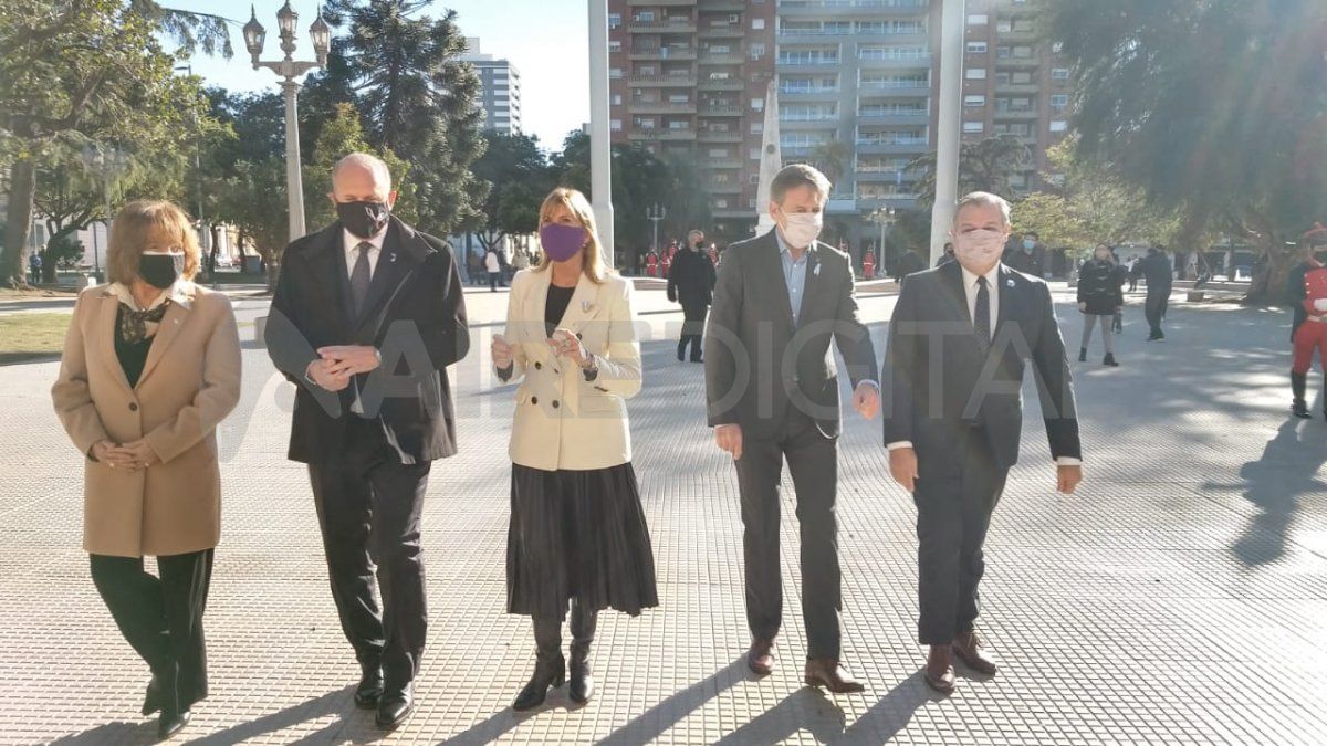 Autoridades provinciales y municipales tras el izamiento de banderas en la Plaza 25 de Mayo.