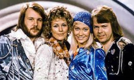 Frida, la cantante de Abba, nació de un experimento nazi y ahora es una aristócrata multimillonaria. Frida, la cantante de Abba, nació de un experimento nazi y ahora es una aristócrata multimillonaria.