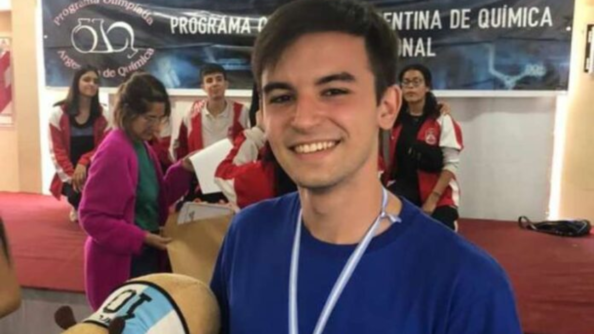 Agustín Boutet quedo seleccionado para ser uno de los representantes de Argentina en las Olimpiadas de Química y busca incentivar a más jóvenes que se involucren en seguir aprendiendo.