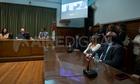El fallo que absolvió al docente Juan Trigatti se dio luego de un juicio oral y a puertas cerradas celebrado en los Tribunales de Santa Fe. El fallo que absolvió al docente Juan Trigatti se dio luego de un juicio oral y a puertas cerradas celebrado en los Tribunales de Santa Fe.