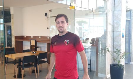 El plantel del Club Atlético Colón llegó a Paraguay para jugar este martes frente a Cerro Porteño, por la segunda fecha de la Copa Conmebol Libertadores. El plantel del Club Atlético Colón llegó a Paraguay para jugar este martes frente a Cerro Porteño, por la segunda fecha de la Copa Conmebol Libertadores.
