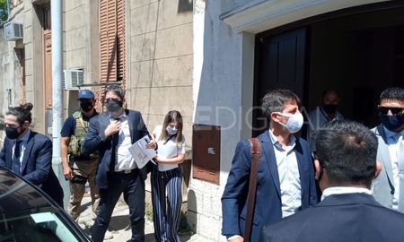 Este jueves, los integrantes de la comisión de Asuntos Constitucionales de la Cámara de Senadores de Santa Fe recibió a los fiscales Matías Edery y Luis Schappa Pietra, para que presenten el informe que fundamenta el pedido de “desafuero” del senador por el departamento San Lorenzo, Armando Traferri. Este jueves, los integrantes de la comisión de Asuntos Constitucionales de la Cámara de Senadores de Santa Fe recibió a los fiscales Matías Edery y Luis Schappa Pietra, para que presenten el informe que fundamenta el pedido de “desafuero” del senador por el departamento San Lorenzo, Armando Traferri.