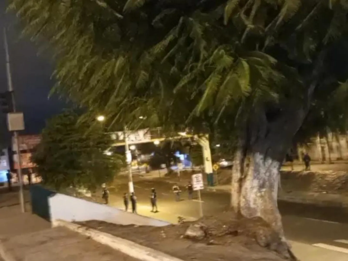 Dos cuerpos decapitados aparecieron colgando de un puente peatonal cerca de una escuela en Ecuador