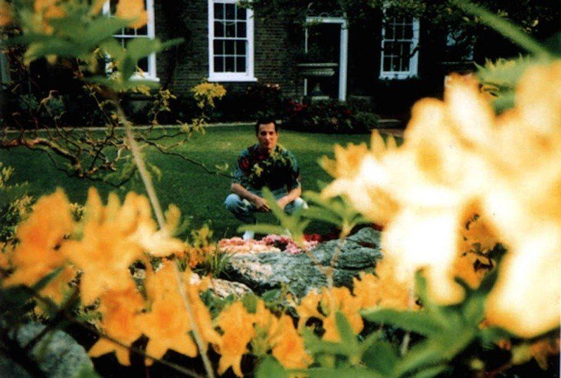 Las últimas fotos de Freddie Mercury lo muestran en el jardín de su mansión londinense con una sonrisa, relajado y sin bigote