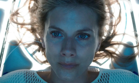 Oxígeno se centra en Elizabeth Hansen (Mélanie Laurent), una mujer que se despierta en una cápsula criogénica sin recuerdos sobre cómo llegó ahí y quién es.