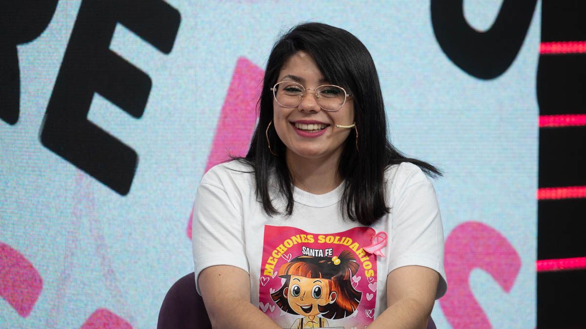 Antonella Ardiles forma parte de Mechones Solidarios, un grupo de personas que se encarga de recibir donaciones de cabellos para hacer pelucas para personas con cáncer. Antonella Ardiles forma parte de Mechones Solidarios, un grupo de personas que se encarga de recibir donaciones de cabellos para hacer pelucas para personas con cáncer.