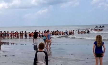 Una cadena humana salvó a una mujer de morir ahogada en una playa Una cadena humana salvó a una mujer de morir ahogada en una playa