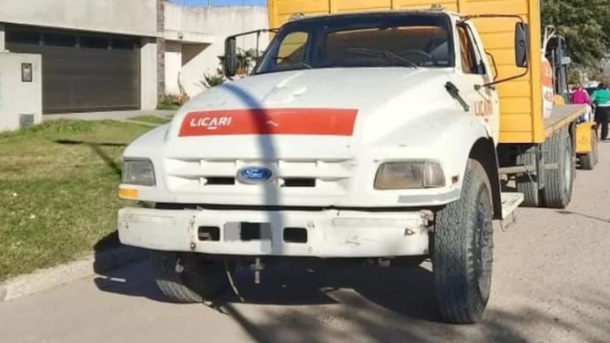 El camión que protagonizó el accidente. (Foto: El Diario de Carlos Paz) El camión que protagonizó el accidente. (Foto: El Diario de Carlos Paz)