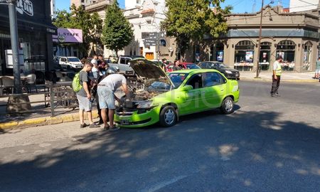 Bulevar y 9 de Julio: dos motochorros chocaron a un remisero cuando se fugaban luego de robar una moto. Bulevar y 9 de Julio: dos motochorros chocaron a un remisero cuando se fugaban luego de robar una moto.