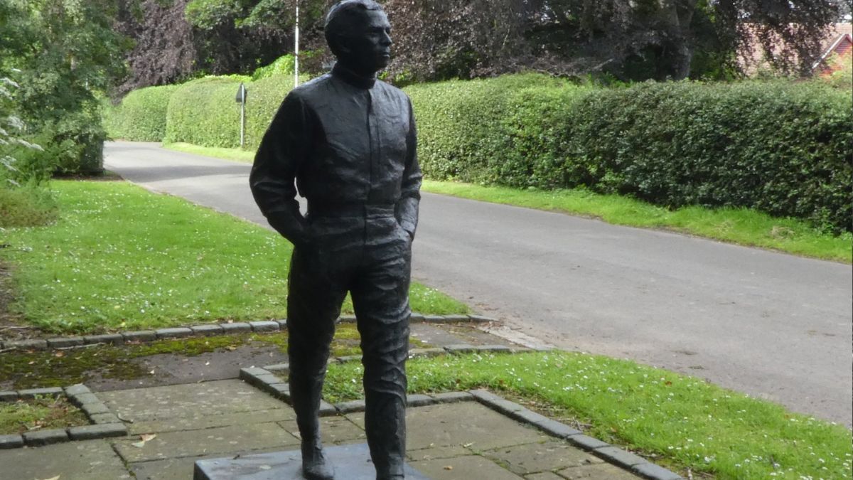 En 1990, Jim Clark ingresó al International Motorsports Hall of Fame, sito en Lincoln, Alabama, Estados Unidos y, en 2002, al Scottish Sports Hall of Fame, ubicado en el Museo Nacional de Escocia, en Edinburgo. Asimismo, el viernes 30 de mayo de 1997, se inauguró una estatua de bronce –y en tamaño real, obra del escultor David Annad– que perpetúa su memoria en su Kilmany natal. En 1990, Jim Clark ingresó al International Motorsports Hall of Fame, sito en Lincoln, Alabama, Estados Unidos y, en 2002, al Scottish Sports Hall of Fame, ubicado en el Museo Nacional de Escocia, en Edinburgo. Asimismo, el viernes 30 de mayo de 1997, se inauguró una estatua de bronce –y en tamaño real, obra del escultor David Annad– que perpetúa su memoria en su Kilmany natal.