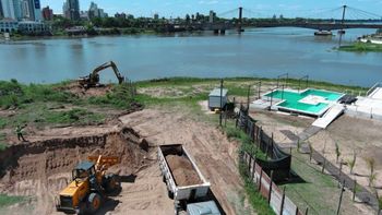 El Ministerio de Obras Públicas, a través de la Secretaría de Recursos Hídricos, restituyó las condiciones naturales de un terraplén en Alto Verde.