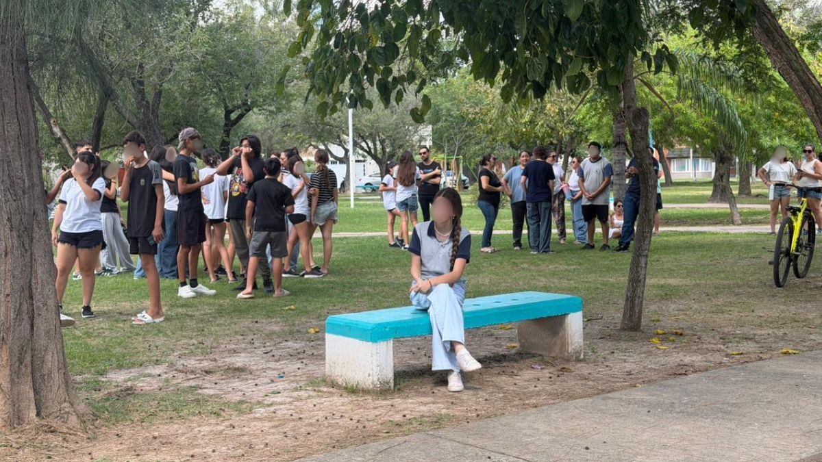 Vecinos de San Cristóbal y alumnos de la escuela Mariano Moreno se manifiestan en la plaza principal de la ciudad para pedir justicia por la muerte de Ian C.