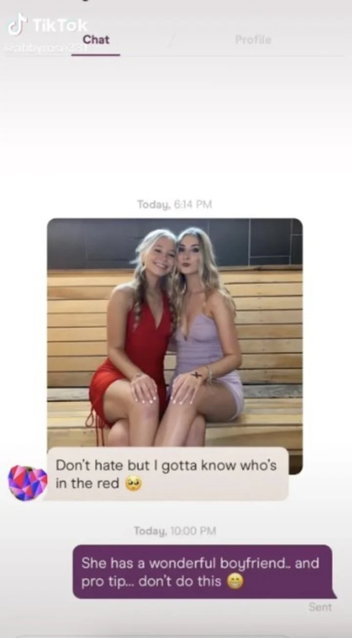 El comentario del hombre preguntando por la amiga.