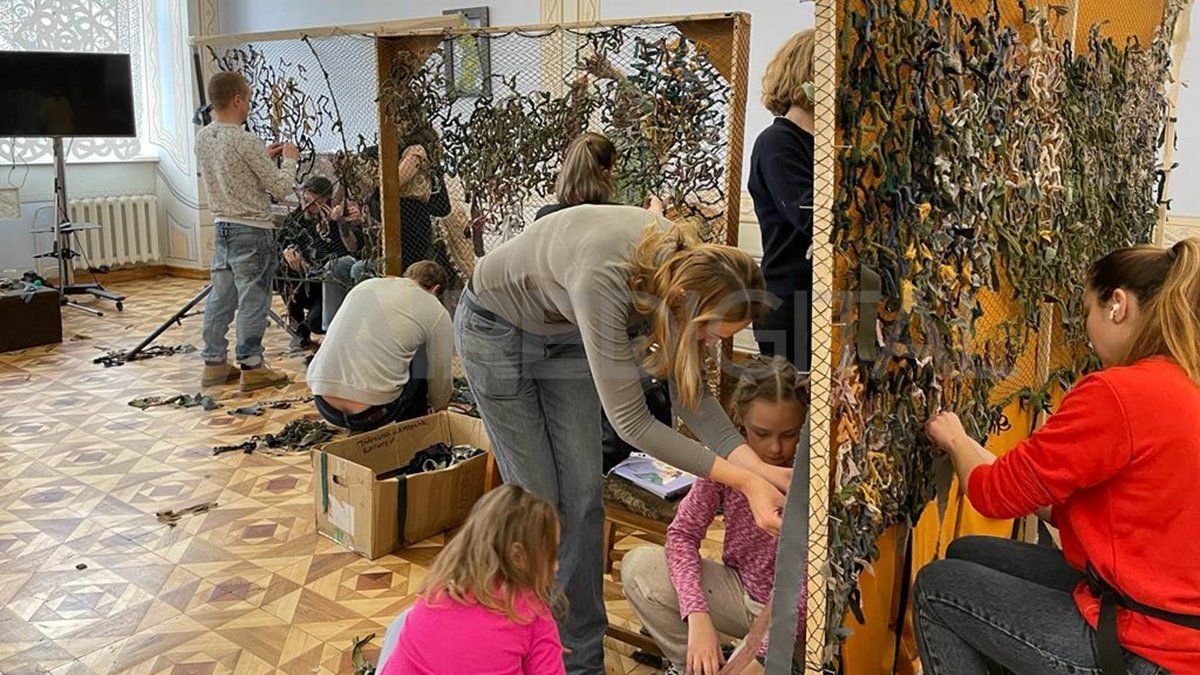 En un antiguo edificio de tres pisos en Lviv, las mujeres se organizaron desde hace 15 días para colaborar en la guerra.