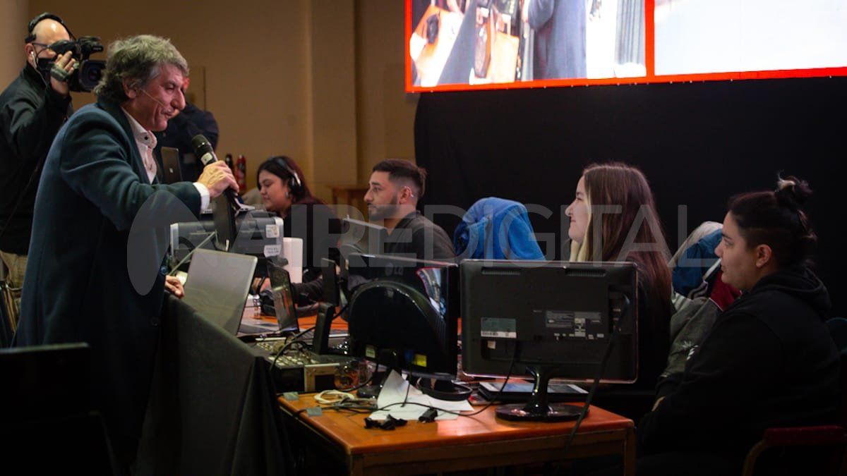 El equipo técnico de Yowon, el detrás de cámaras de Ahora Vengo desde el teatro ATE Casa España.