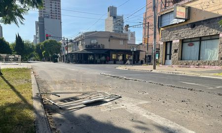 Falta una de las vallas que señalaba el corralito de Bulevar y Urquiza Falta una de las vallas que señalaba el corralito de Bulevar y Urquiza