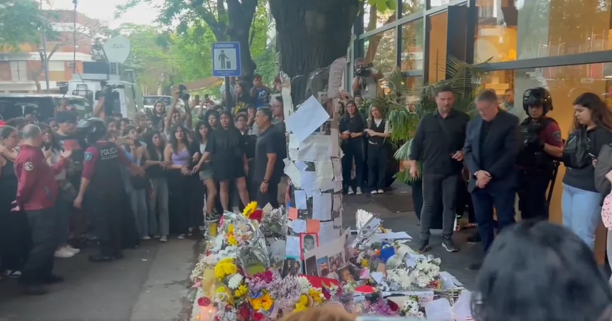 El padre de Liam Payne se despidió del memorial de su hijo. El padre de Liam Payne se despidió del memorial de su hijo.