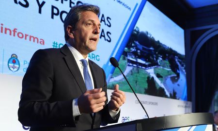 Massa anunciará los detalles en torno al nuevo dólar soja, la medida busca incentivar la liquidación de divisas. Massa anunciará los detalles en torno al nuevo dólar soja, la medida busca incentivar la liquidación de divisas.