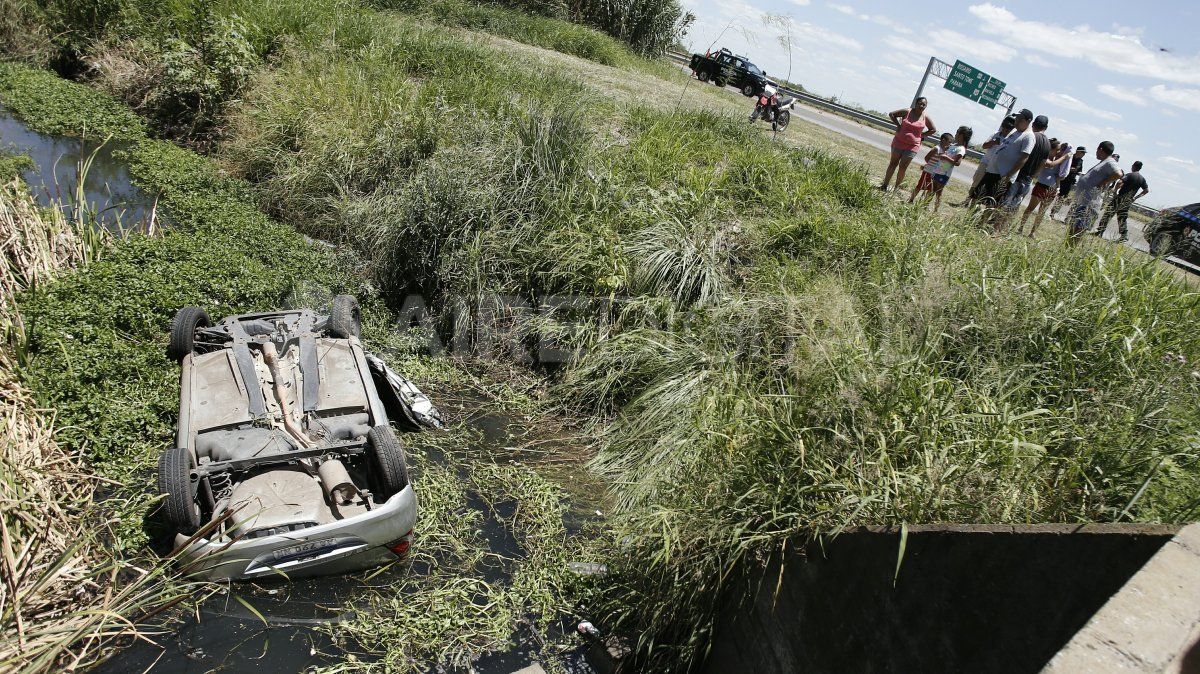 Accidentes en racha: en menos de una hora tres autos volcaron en Santa Fe este sábado