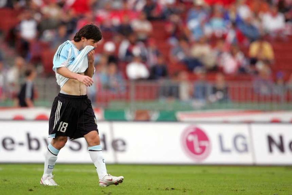 Lionel Messi fue expulsado a los 45 segundos de haber ingresado al partido, en su debut en la Selección Argentina mayor. Lionel Messi fue expulsado a los 45 segundos de haber ingresado al partido, en su debut en la Selección Argentina mayor.