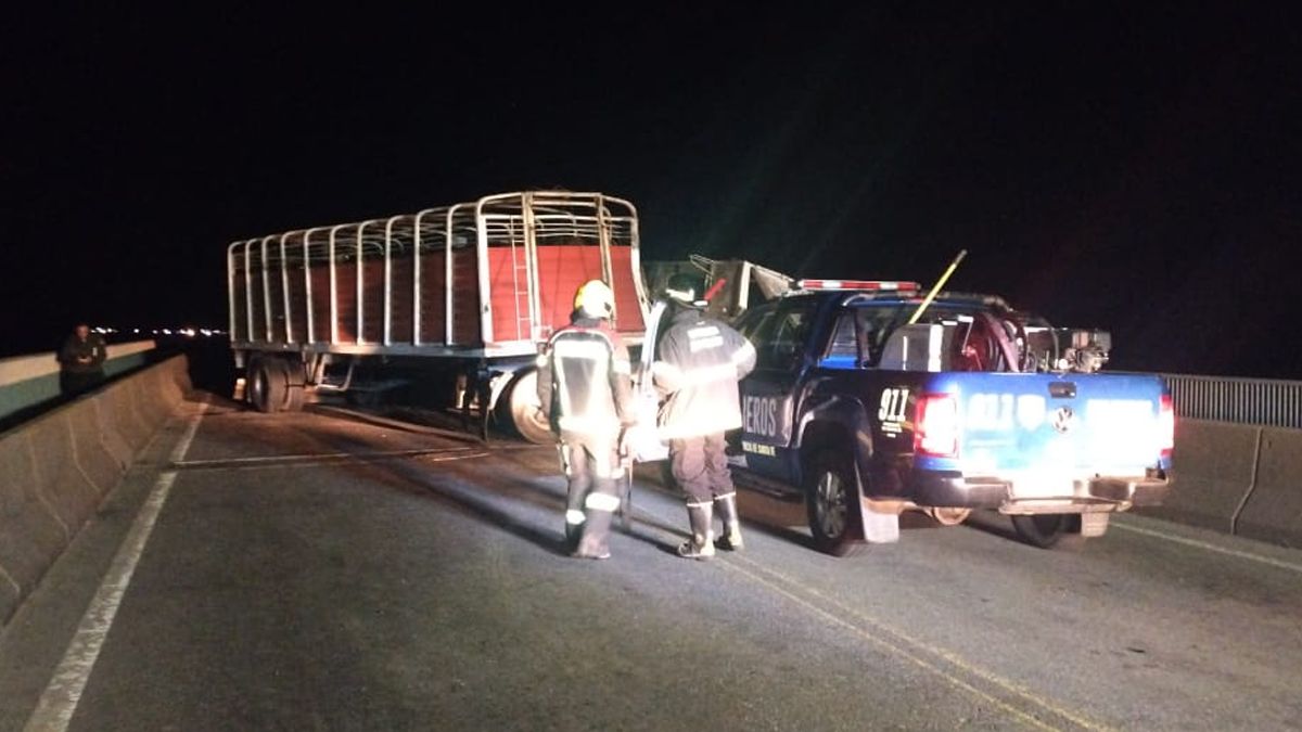 El puente Rosario-Victoria fue escenario de un grave accidente: dos hombres resultaron heridos y una joven fue embestida por un toro.