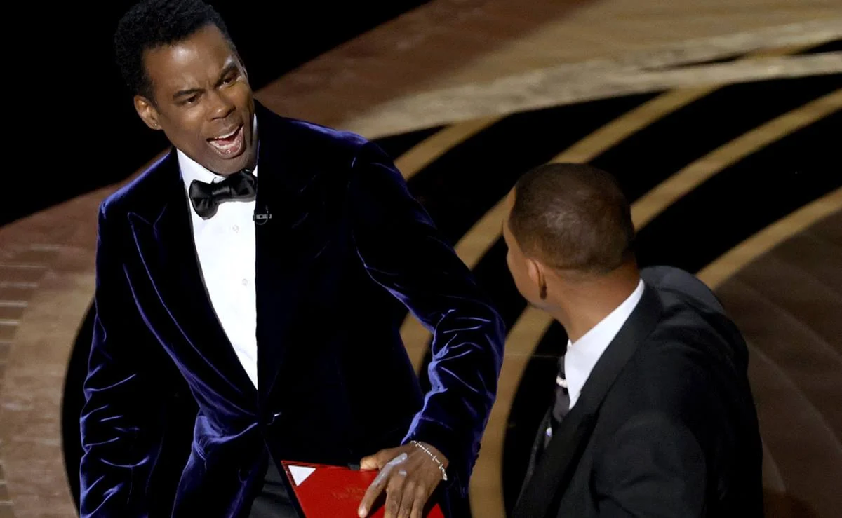 Will Smith le pegó un cachetazo a Chris Rock, luego de que se burlara de la alopecia de su esposa.