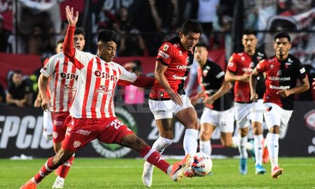 Tras 90 minutos muy disputados, el Club Atlético Colón y el Club Atlético Unión empataron sin goles en el clásico santafesino. Tras 90 minutos muy disputados, el Club Atlético Colón y el Club Atlético Unión empataron sin goles en el clásico santafesino.