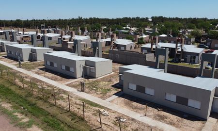Las viviendas se construirán en Santa Fe, Rosario, Rafaela y en localidades más pequeñas como Alcorta, Malabrigo y Romang, entre muchas otras. Las viviendas se construirán en Santa Fe, Rosario, Rafaela y en localidades más pequeñas como Alcorta, Malabrigo y Romang, entre muchas otras.