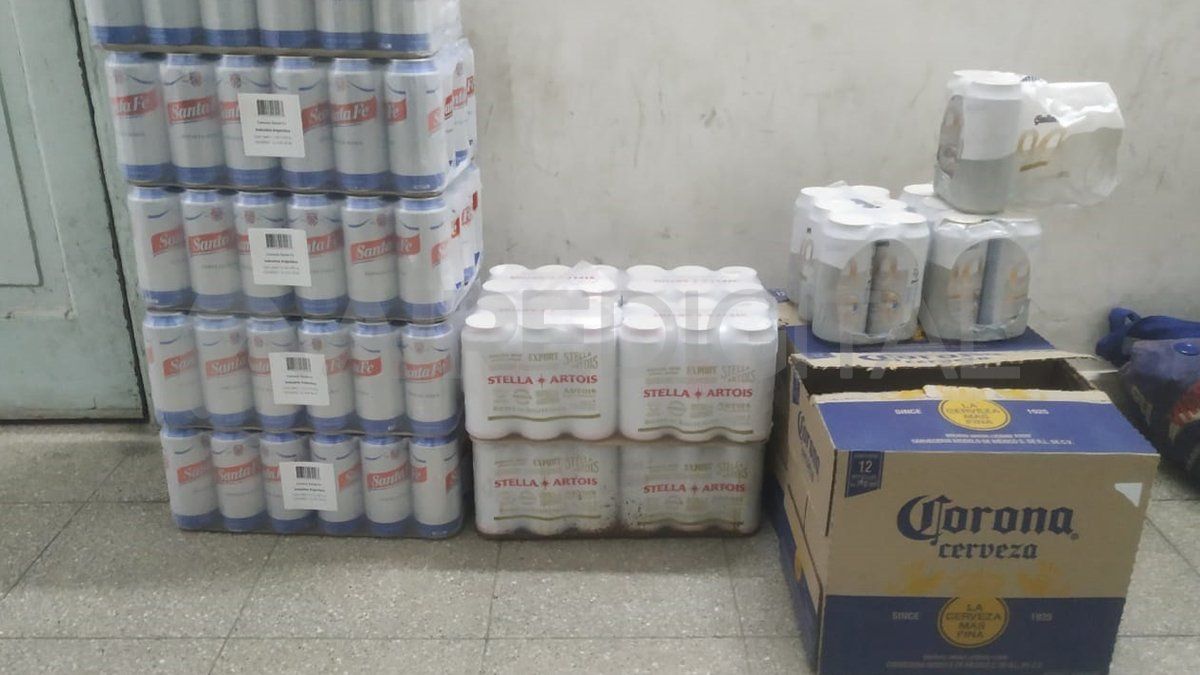 La cerveza estaba embazada en latas y botellas.