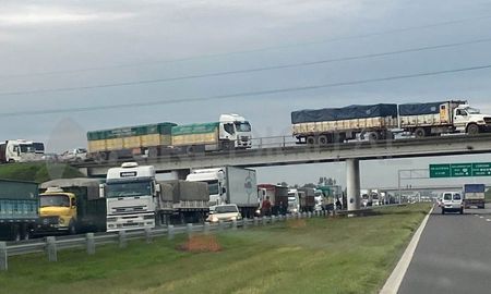 Se levantó el corte en el km 30 de la Autopista Santa Fe.- Rosario.a la altura de Villa La Ribera. Se levantó el corte en el km 30 de la Autopista Santa Fe.- Rosario.a la altura de Villa La Ribera.